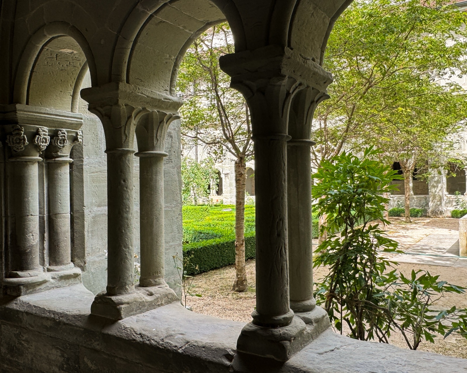 Blick durch die Säulenbogen des Kreuzgangs in den Klosterhof